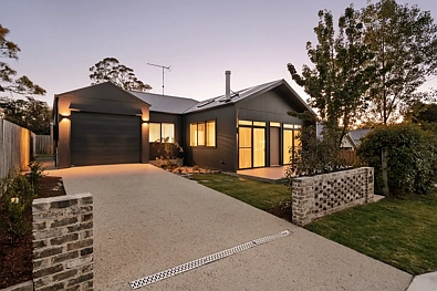 Blackheath 3房 建筑师设计 现代工艺 高耸天花板 开放式布局 石材台面 水暖供暖 主卧套房 专业景观 步行便利 Sophisticated Contemporary Living in the Heart of Blackheath