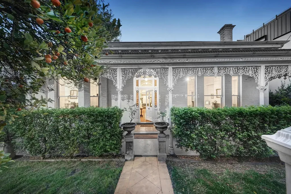 South Yarra 4房 维多利亚式优雅 双面朝向 精美大理石壁炉 步行商圈 学区房 便捷交通 Positioned on the corner of Fawkner Street