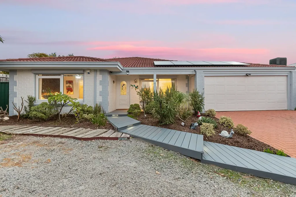 Clarkson 4房  4 bedroom 2 bathroom home with all the fruit on a large 628sqm block in a quiet cul-de-sac