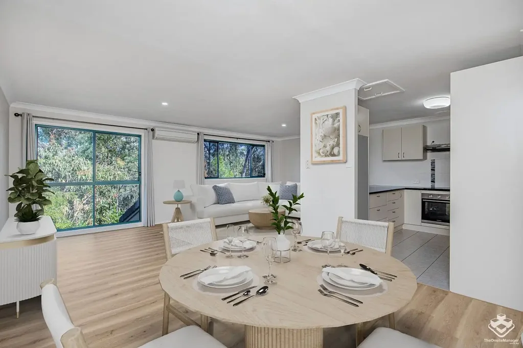 Oxenford 3 Bedroom Stylish Townhouse In Gated Complex