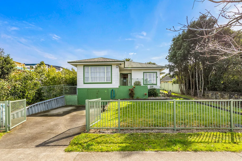 Mangere Bridge 4कमरा Miller Road | Do Up or Develop!