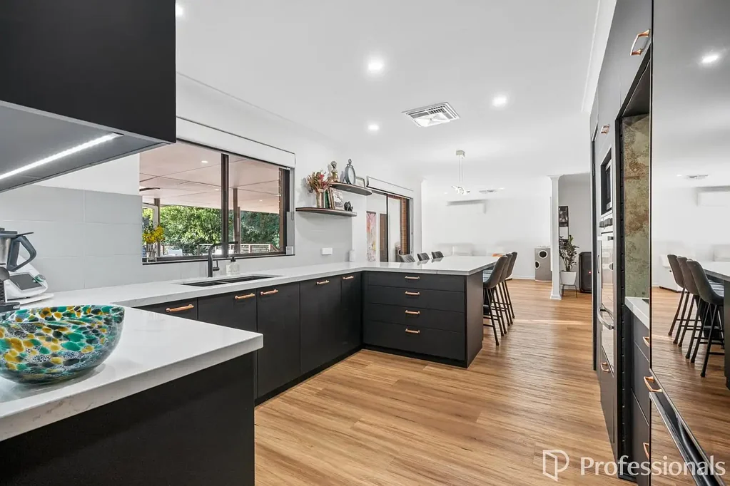 Lesmurdie 5房  Family Luxury with Self-Contained Granny Flat & Huge Powered Workshop