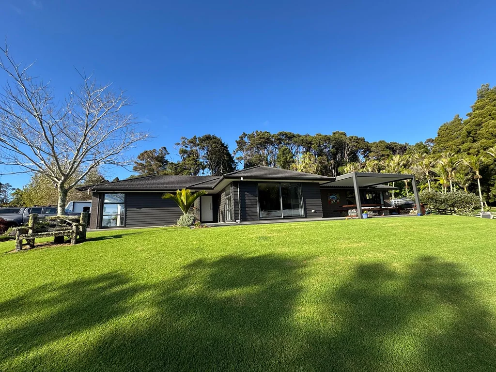Beautiful  Modern 4 Bedroom Rental on Wishart