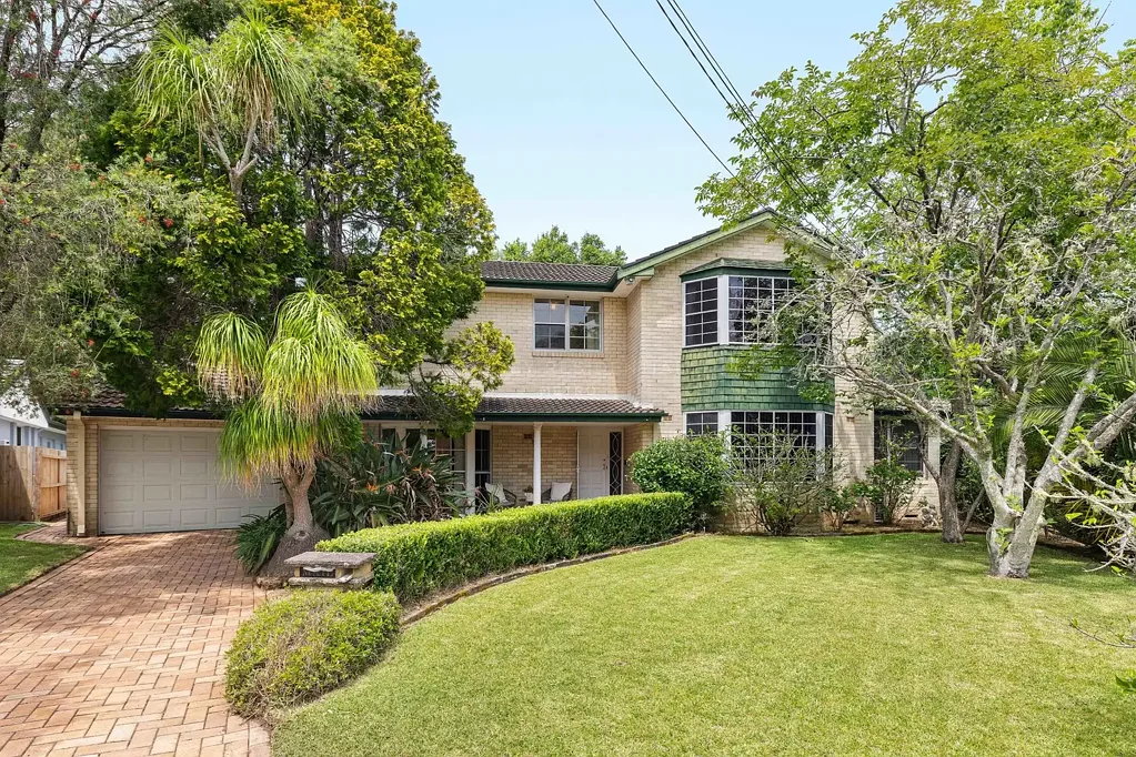 East Killara 6房 East Killara宁静死胡同 736sqm大花园 明亮通风四卧 主卧套间 游泳池 厨房瞰景 卓越潜力 好校云集 Light, Comfort & Space in a Quality-Built Family Home