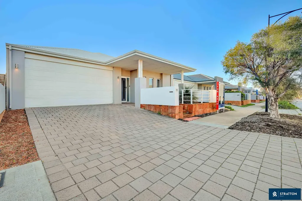 Champion Lakes 4 Bedroom Beautiful Family Home in the Heart of Champion LakesAwaits you!