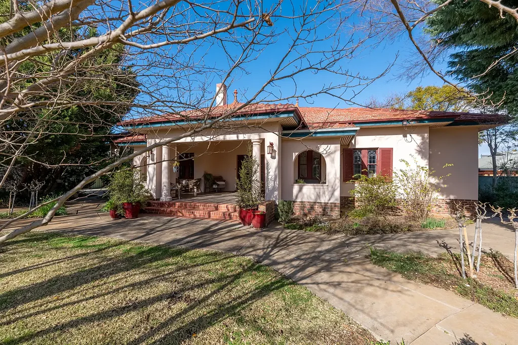Nhill 4 Bedroom A Remarkable and Prestigious Home!
