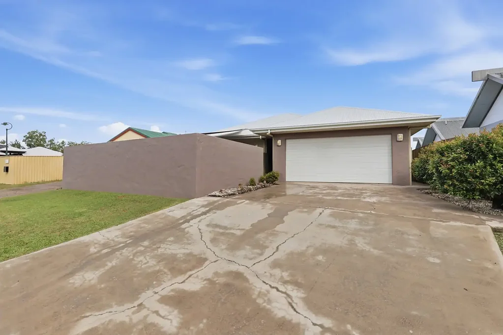 Glenella 3房  Hidden Glenella Gem Offering Privacy, Practical Living & Potential