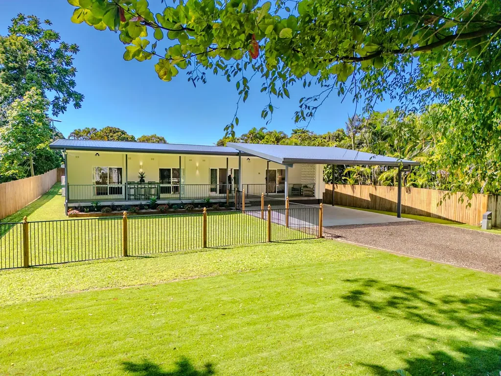 Flying Fish Point 4房  BEACH LIFE STARTS HERE ! FULLY RENOVATED 4 BEDROOM HOME.