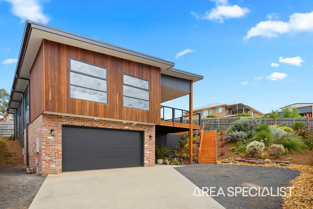 Leongatha 3房  THE BRIEF: Architecturally Design Home in Great Location