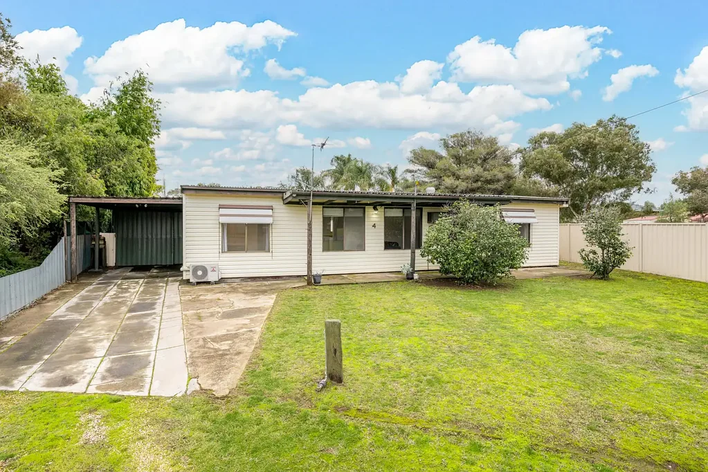 Shepparton East 3Moenga Renovated Home with Town water in Shepparton East!!!