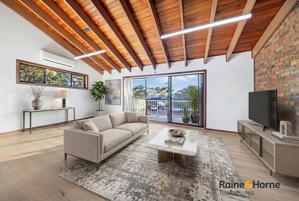 Hornsby Heights 3房 建筑师设计 错层布局 全新地板 明亮现代 LED照明 三卧带套 专用学习区 开放空间 多个露台 低维护庭院 宁静dead end Jungle valley view 步行便利 Exceptional, Rarely Offered Tri-Level Duplex