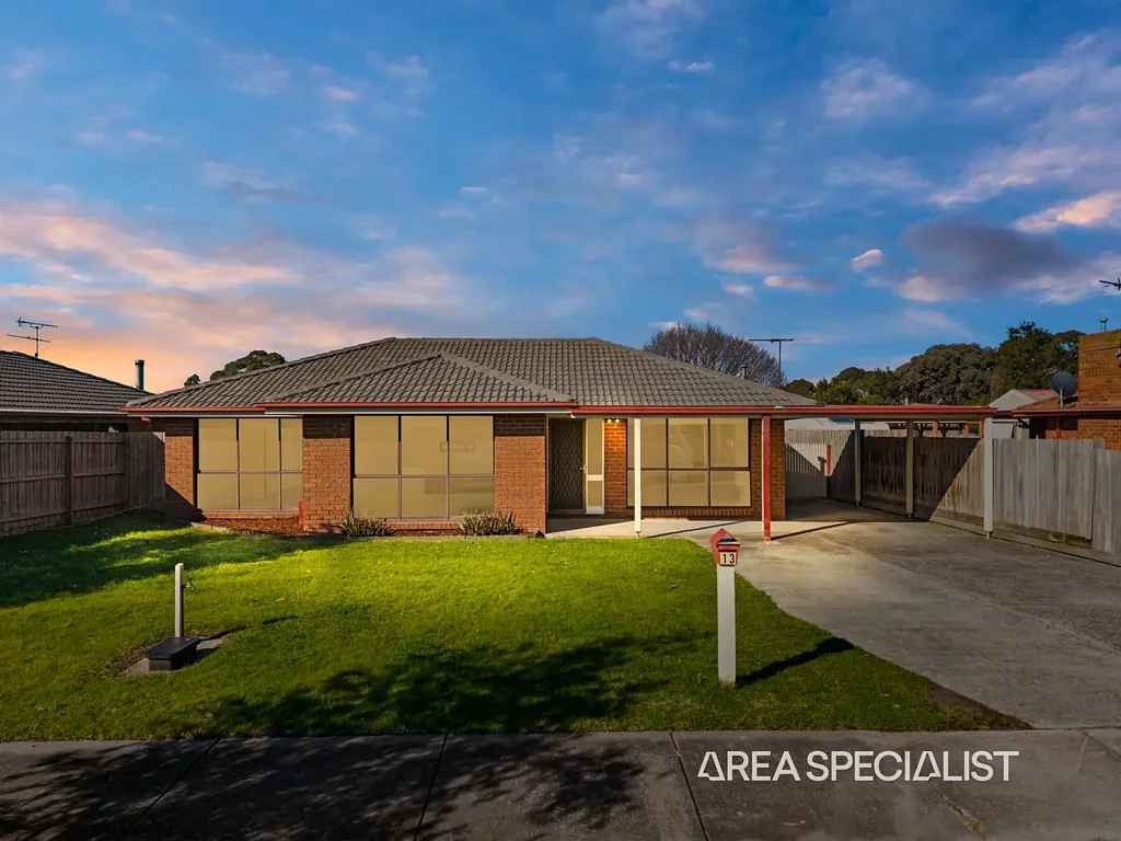 Pakenham 3房 重点：占地 785 平方米全面翻新的家庭住宅，具有未来分割潜力 The Brief: Fully Renovated Family Home on 785m² with Future Subdivision Potential