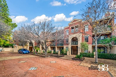East Perth 2 Slaapkamer Rare Top‑Floor Opportunity - Liveable Now, Update To Your Taste
