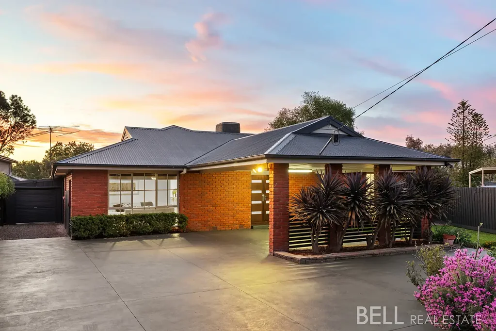 Scoresby 4房 宁静庭院759平米 碗状地形 现代厨房天窗 下沉客厅取暖器 全遮露台娱乐 蔬菜园柠檬树 四卧带衣帽间 双车位工作棚 Court-side Calm, Contemporary Family Charm