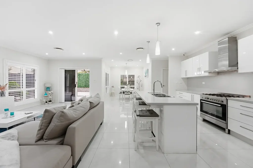 Gregory Hills 4침실 Need Side Access - Large Home With Light filled Expansive Living