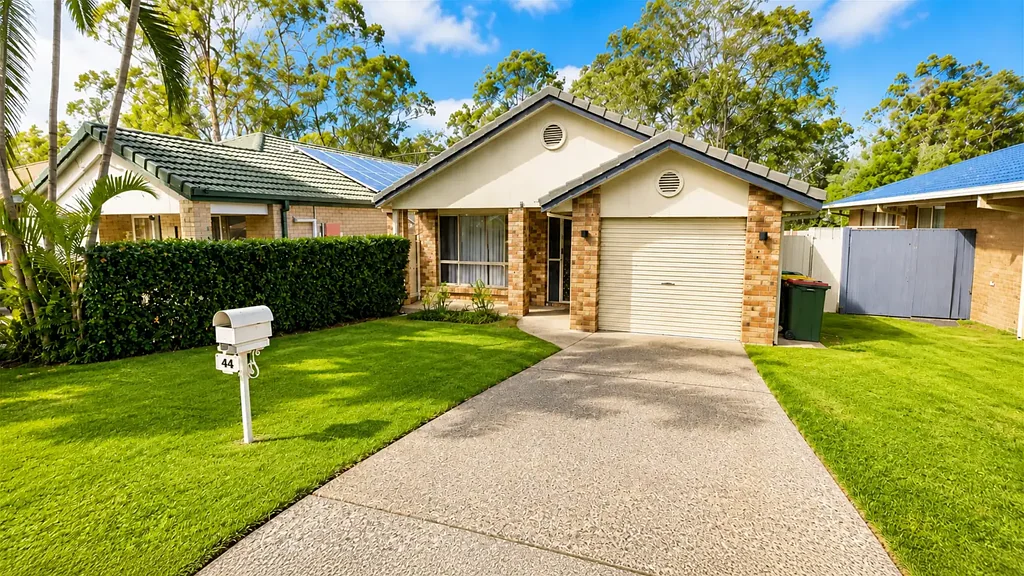Spacious Family Home with Two Living Areas in a Quiet Forest Lake Location