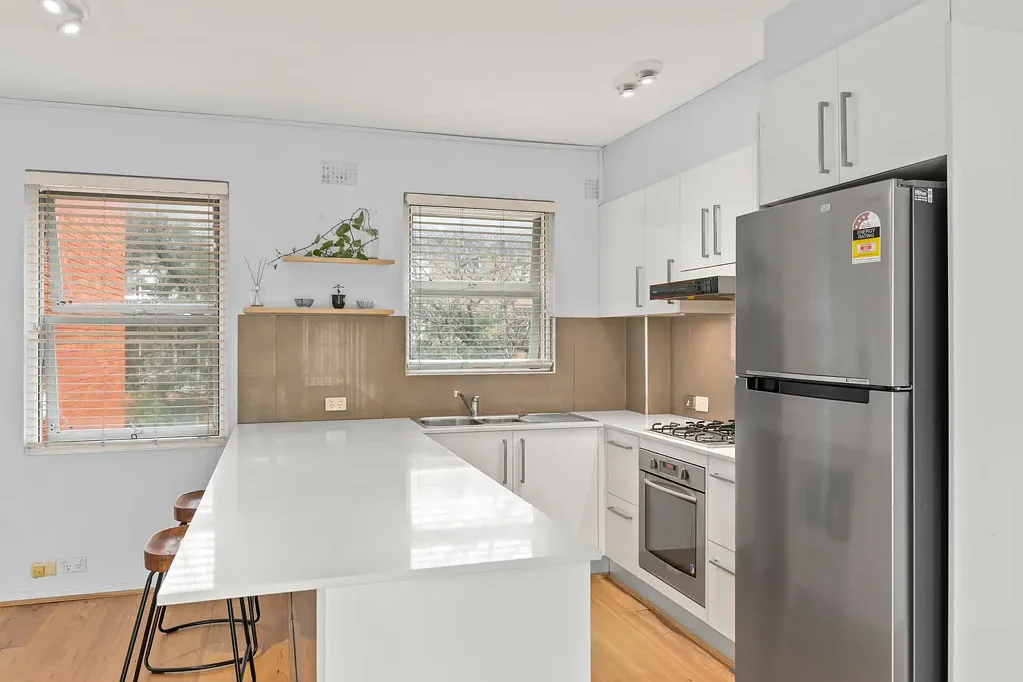 Neatly presented 2 bedroom apartment