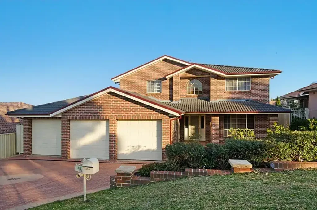 Large family home close Sherwood Ridge Public School