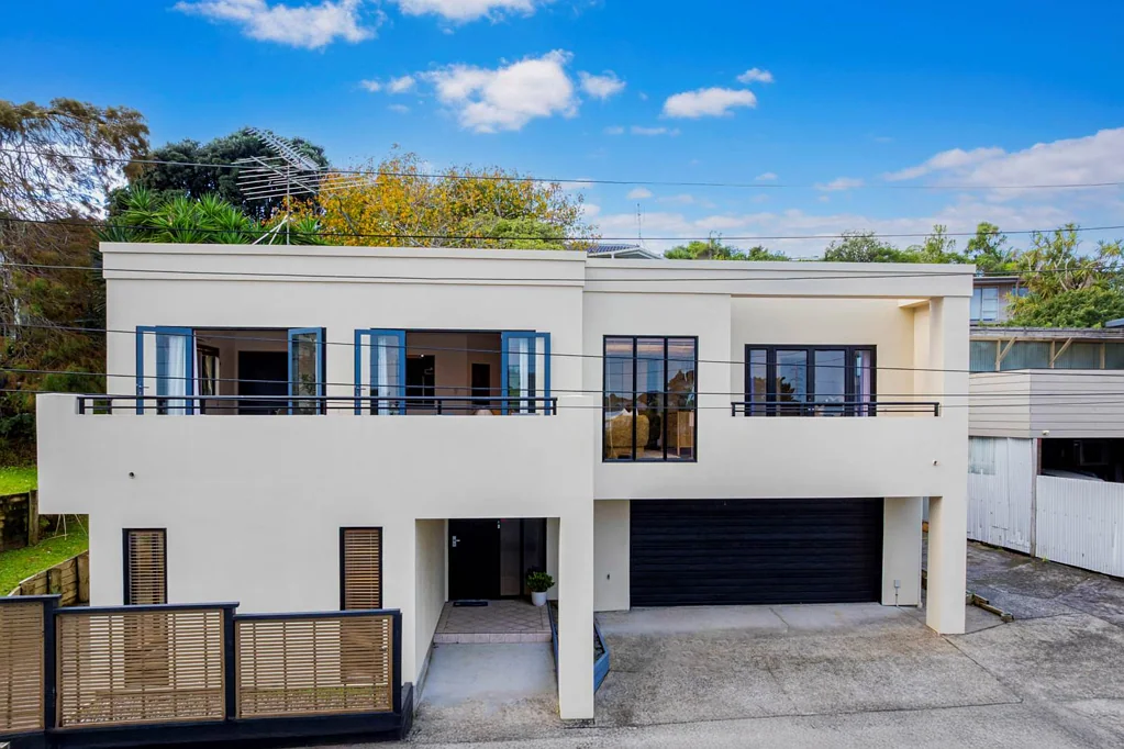 Hillsborough 4房  Modern Family Home with Water Views!