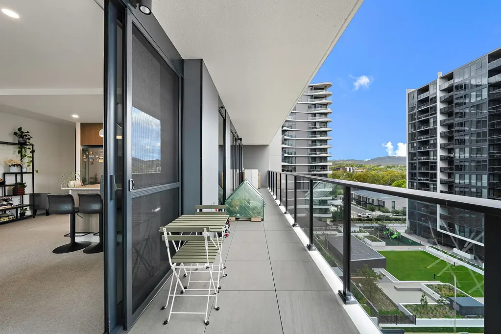 Phillip 2Moenga Sunlit Serenity - Coveted Corner Apartment with Scenic Outlook