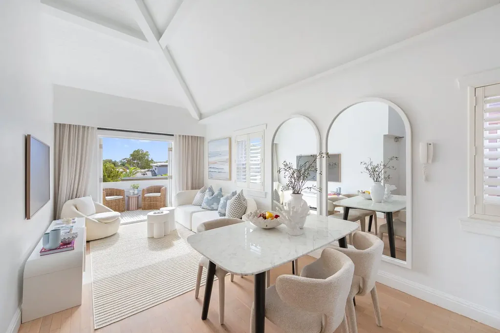 Bondi Beach 2कमरा Sumptuous Top-Floor Haven with Loft-Style Second Level In Coveted Bondi Setting With Balcony + LUG