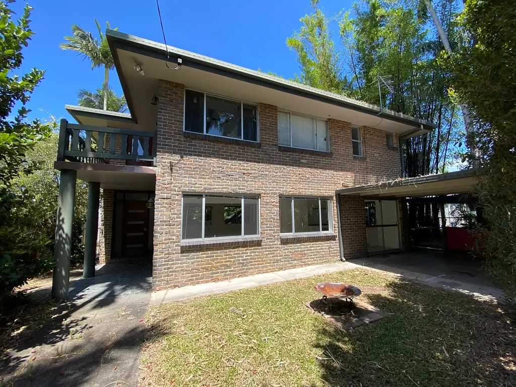 LARGE 3 BED - 2 AREAS OF LIVING - WALK TO WATER & SHOPS