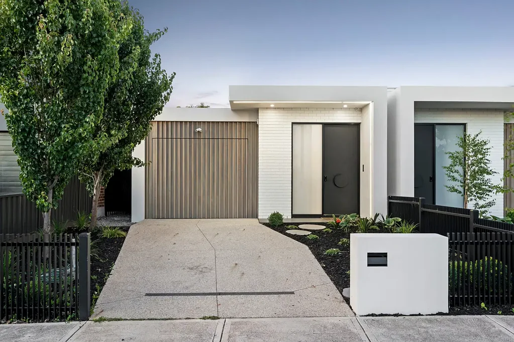 Airport West 3침실 Cutting edge luxury in a coveted easy-care setting