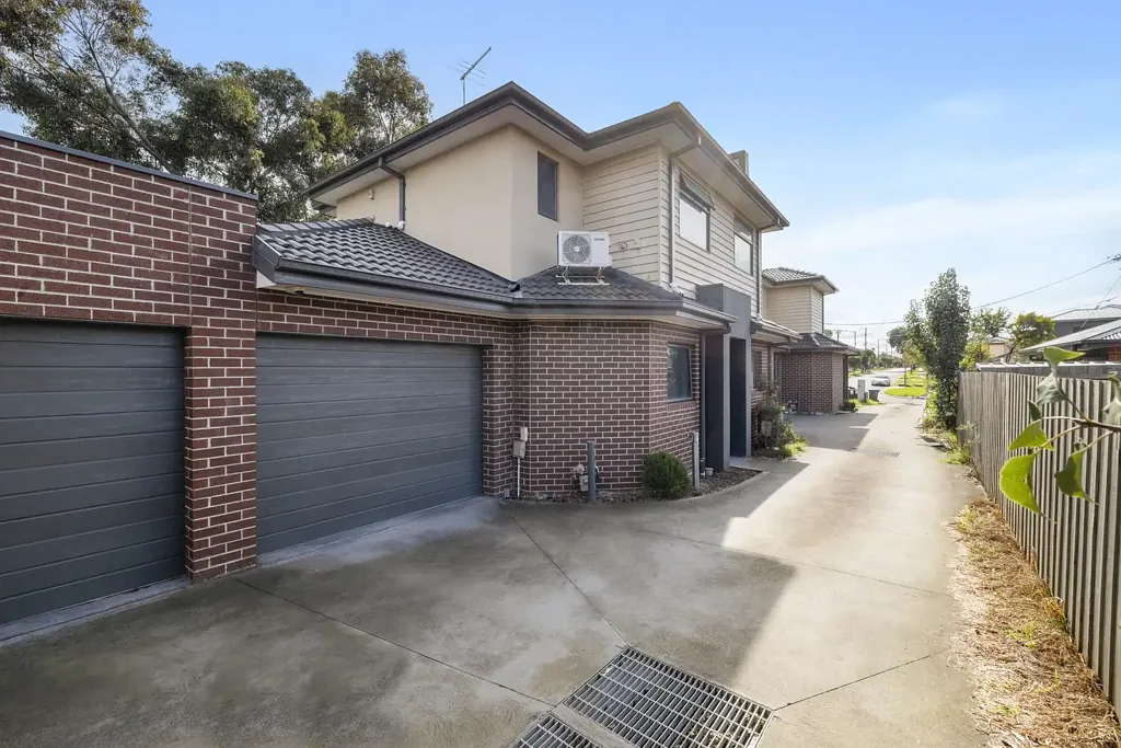 Broadmeadows 2房 现代厨房石材台面 两卧带内置衣柜 全瓷砖浴室 私人庭院 低维护 便利生活 配套齐全 学区房 近机场 Perfect Start for First-Home Buyers or Investors