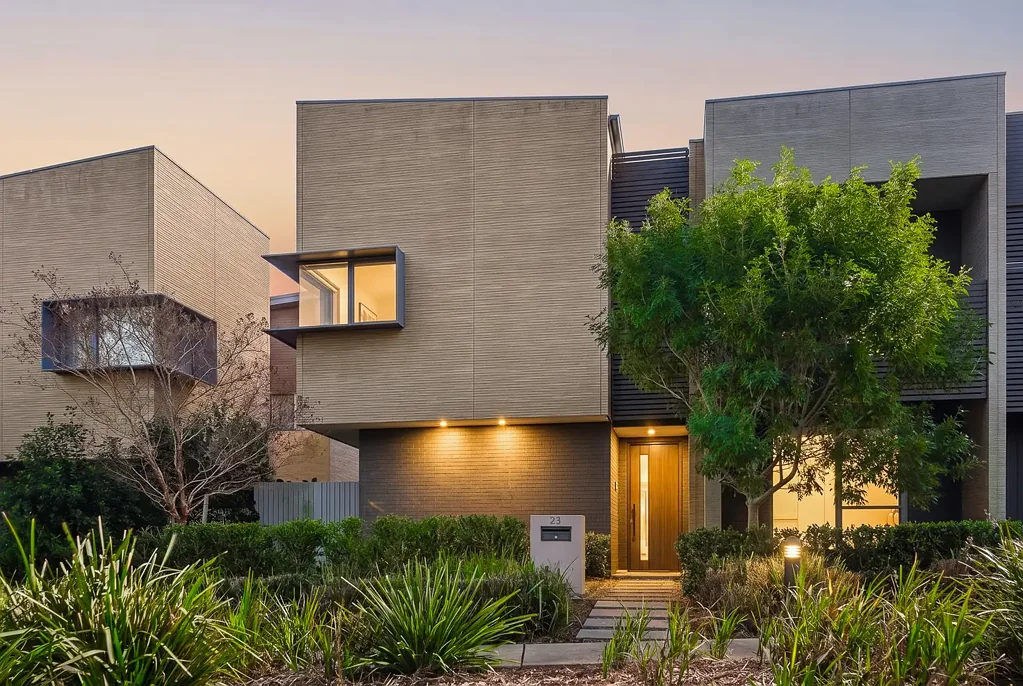 Gledswood Hills 5房 宽敞的家庭生活空间，附带车库上方多功能工作室 Spacious Family Living with Versatile Studio Above Garage