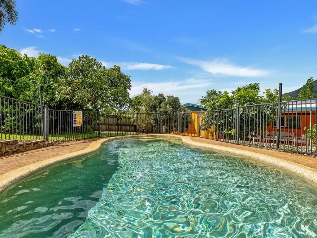 Caravonica 3房  Elevated Living with Pool on 800m2 of Tropical Gardens
