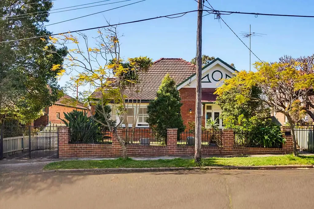 Strathfield 5ਬੈੱਡਰੂਮ Versatile family living with exceptional space | 400m to Strathfield Station