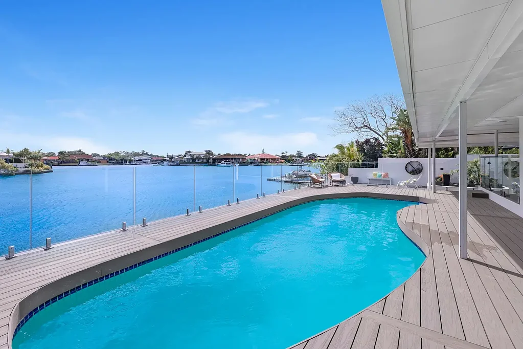 Biggera Waters 4房  Single Level Waterfront Entertainer - 29m* frontage - North/West Facing