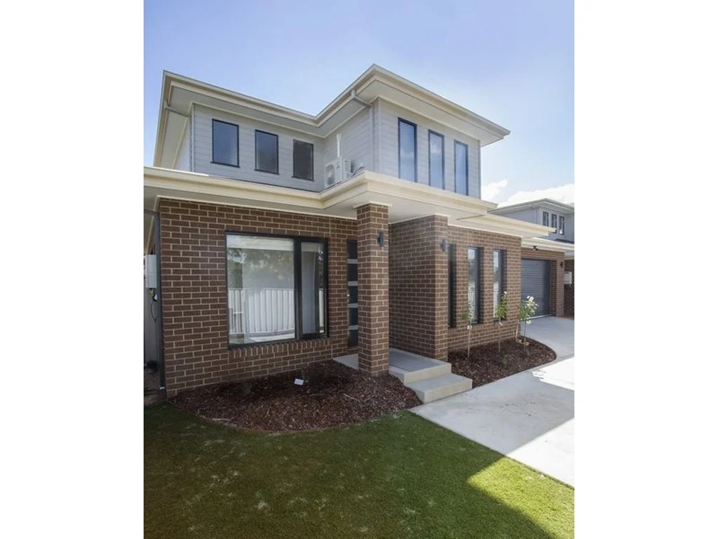 FULLY FURNISHED HOUSE - AVAILABLE AUGUST 2025