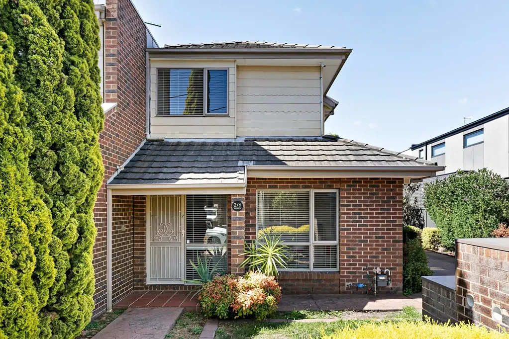 Essendon North 3침실 Sun-Filled Space, Flexibility & Exclusive Street Frontage