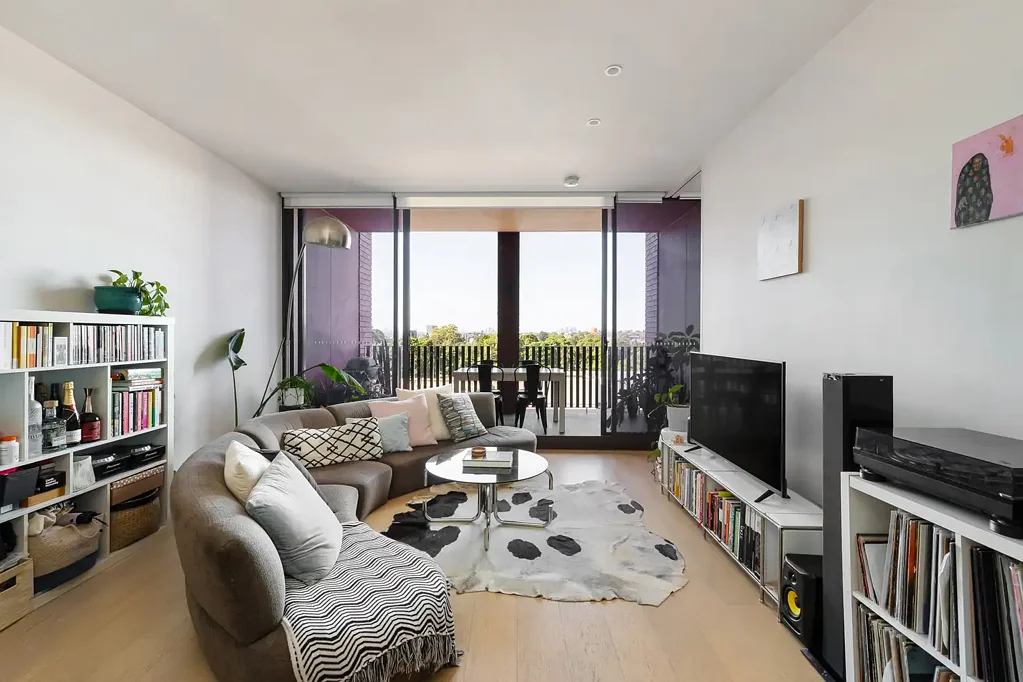 Dulwich Hill 1房 现代公寓 东北视野 市区绿意 城市天际线 开放布局 燃气厨房 私人阳台 超大车位 轻轨近便 'Arlington Grove' retreat with dual balcony design