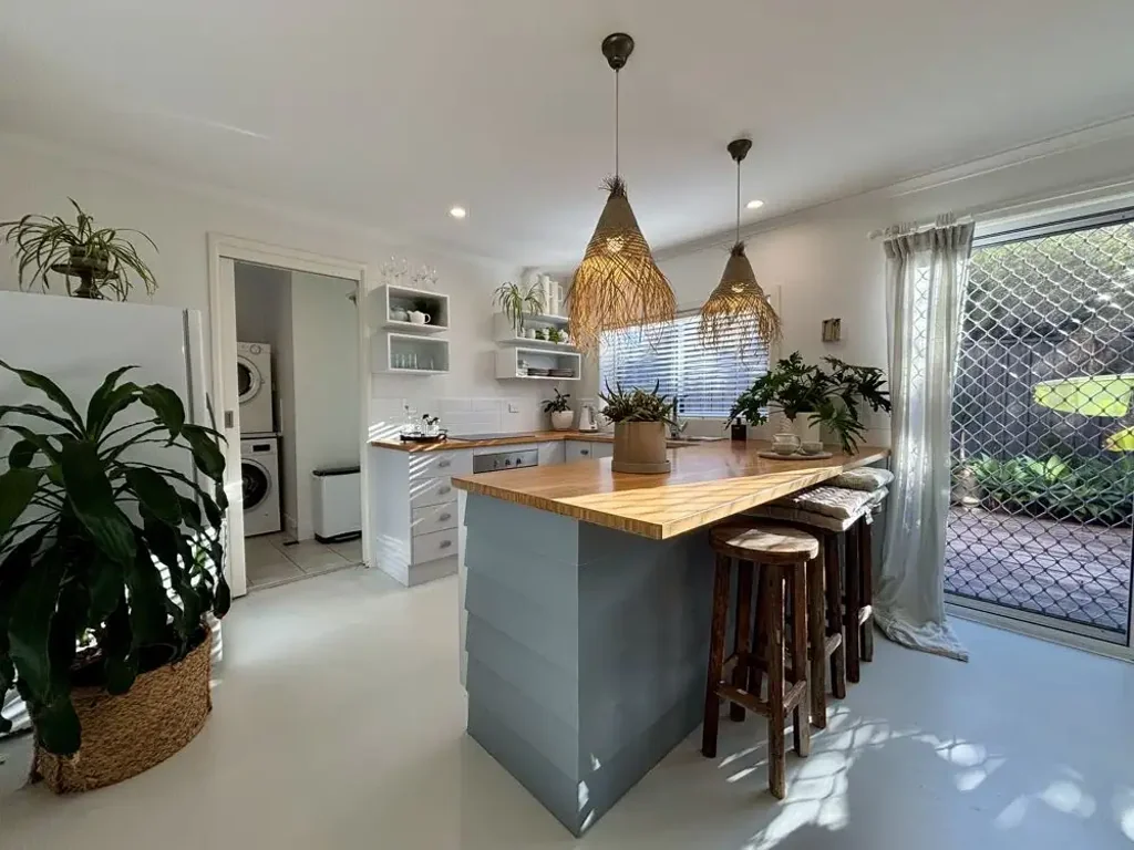 Stylishly Furnished Two Bedroom Townhouse - A minute to the shore