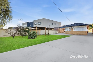 Roselands 3房 全面翻新的家庭住宅，坐落于占地1,043平方米的R3分区大地块上 Fully Renovated Family Home on a Massive 1,043m2 R3-Zoned Block