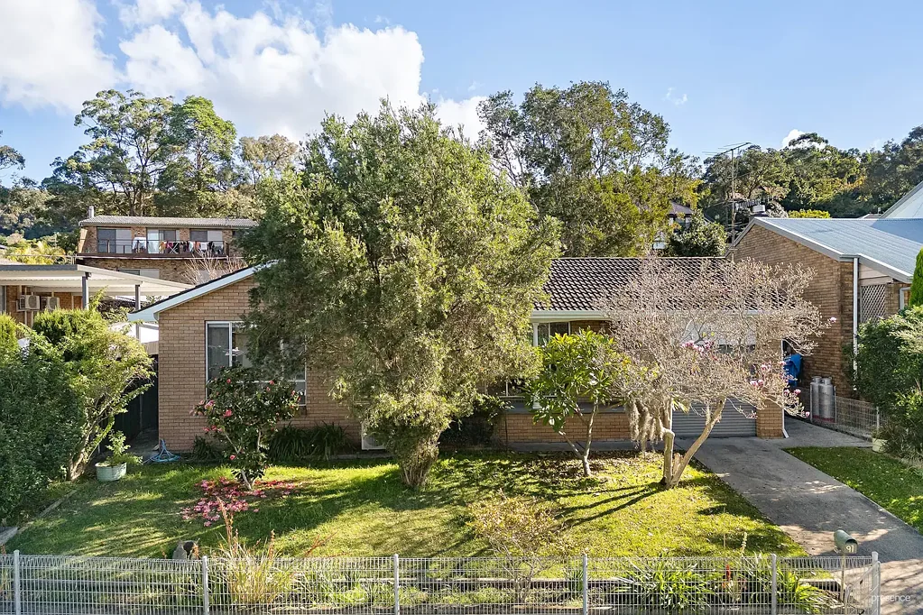 SPACIOUS FAMILY LIVING IN SOUGHT-AFTER WARNERS BAY