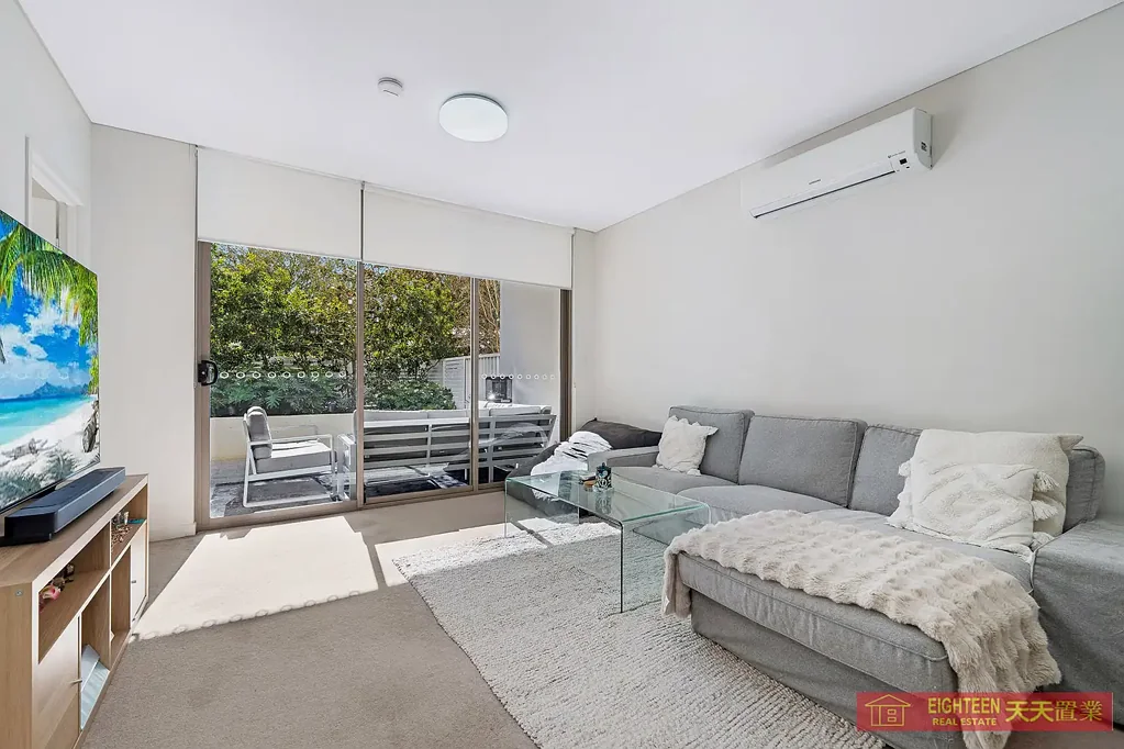 Spacious & Bright One Bedroom with Study