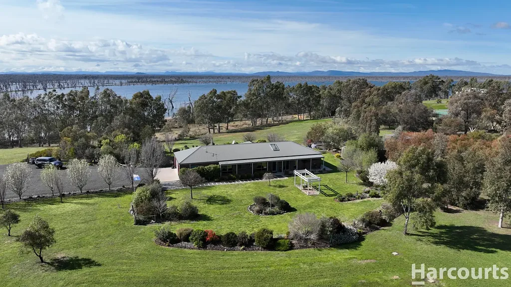 Toolondo 3房  Stunning Lifestyle Property with Lake Views