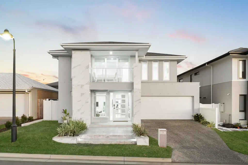 Nerang 4房  Lake House Living | Exclusive Waterfront Luxury in Riverina