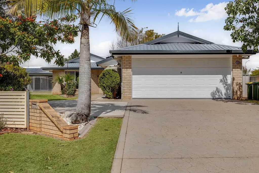 Kearneys Spring 5બેડરૂમ Generational Living in the well sought after Kearneys Spring suburb