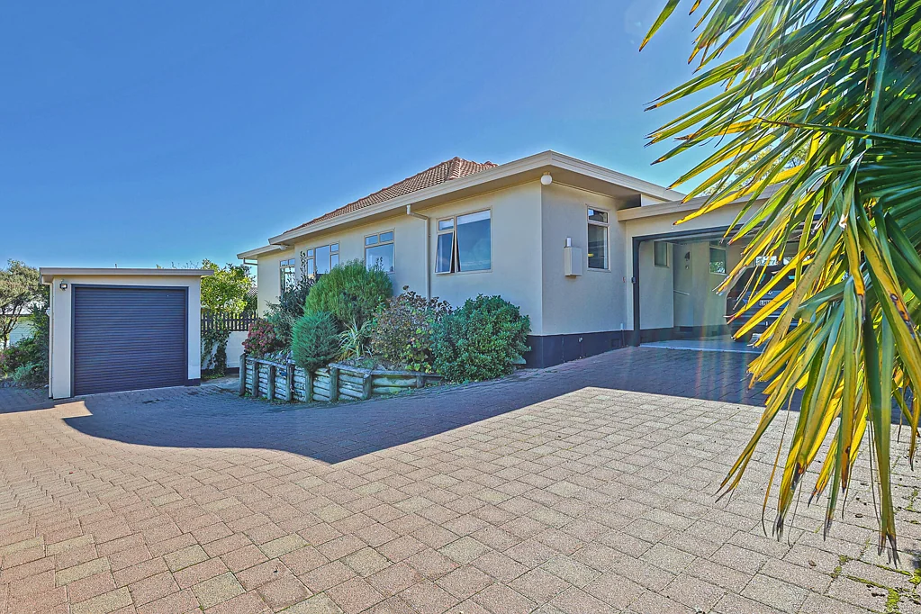 Havelock North 3 Bedroom Views, Garaging Galore! Building Report Available