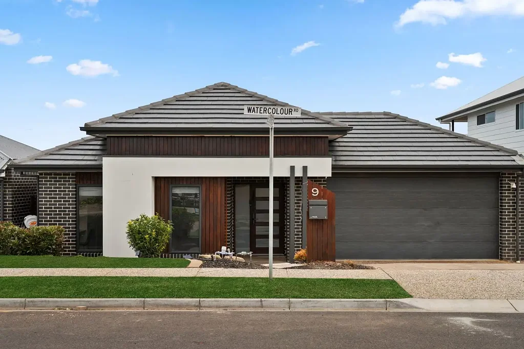 Seaford Heights 4房  Refined Modern Living in an Elevated Coastal Setting.