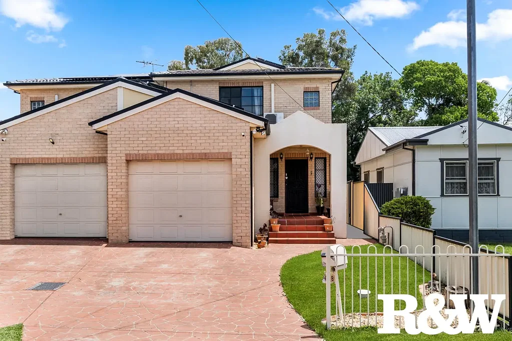 Rooty Hill 3房 双砖结构 Townhouse 无物业费 三卧宽敞 主卧套卫 美厨石台 太阳能板 私享庭院 地段优越 Modern Double Brick Duplex - Stylish Living in Prime Location