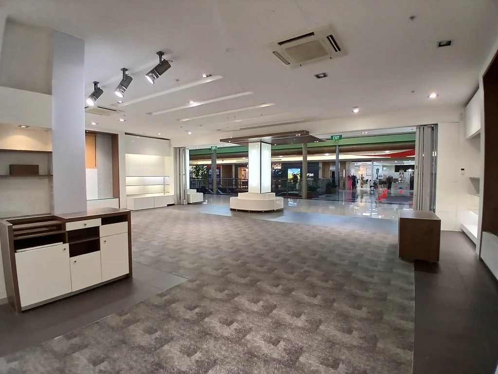 Upper Hutt  CENTRE STAGE IN THE MALL