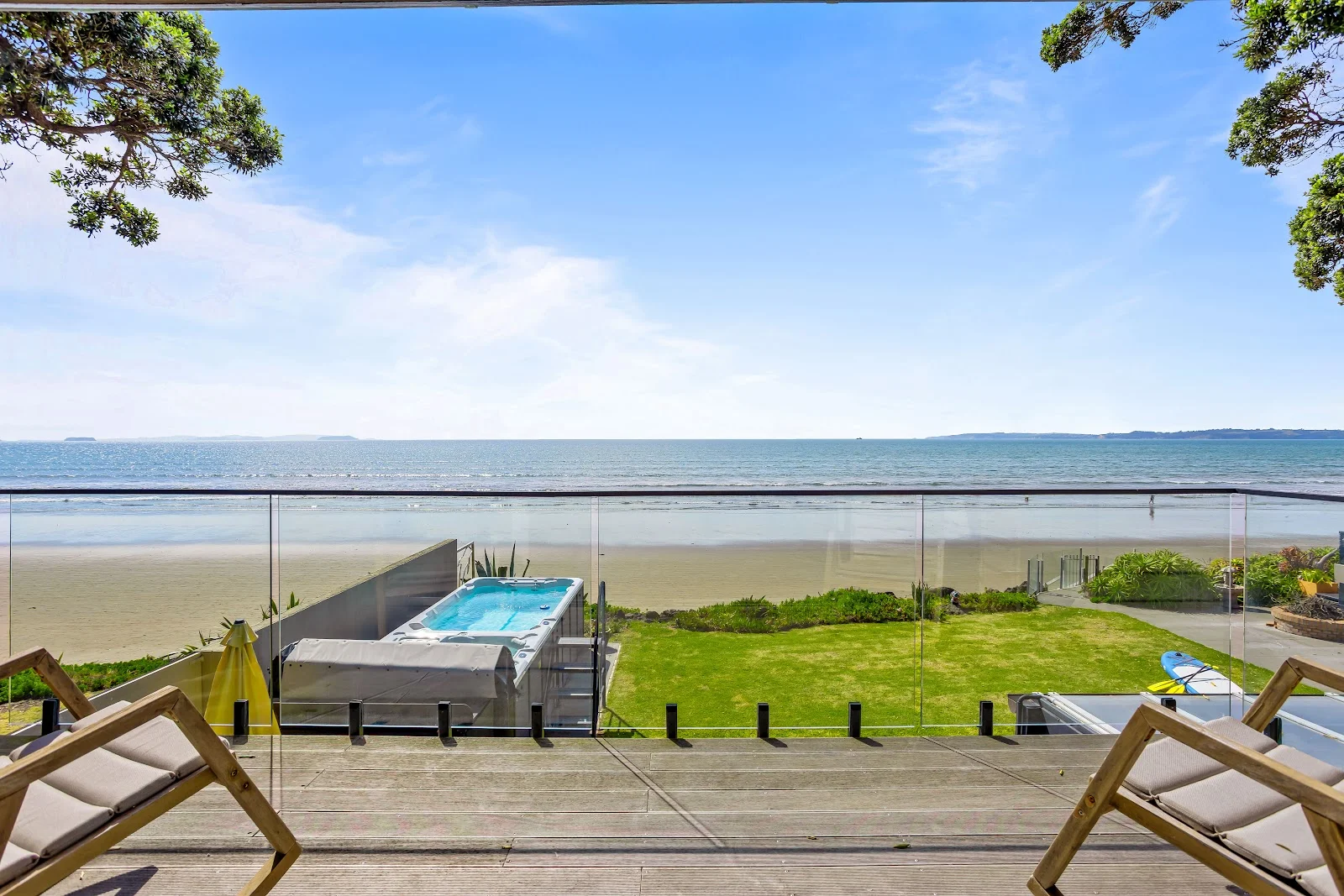 Orewa 3房  Commercially Zoned Beach Front!