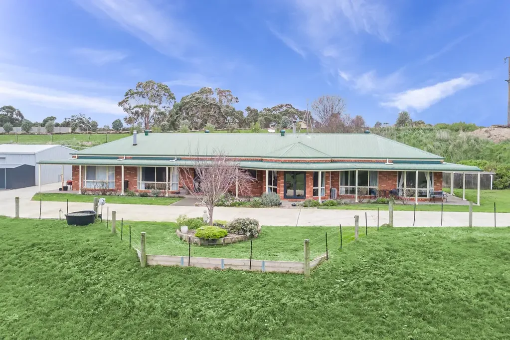 Woodford 4Zimmer Riverside Acreage with Exceptional Infrastructure