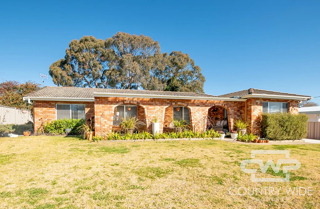 Glen Innes 4Habitaciones Versatile 4-Bedroom Home with Expansive 3-Bay Shed