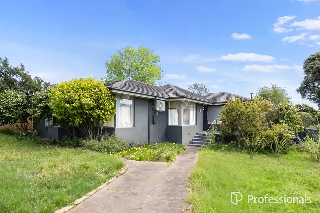 Comfortable Family Living with Enclosed Deck | 5 Bambra Street, Croydon VIC